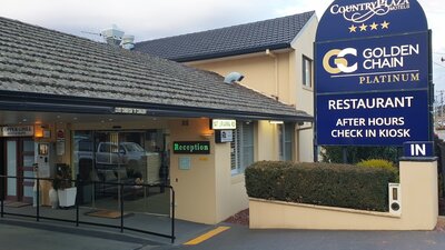Entrance Country Plaza Motel Queanbeyan