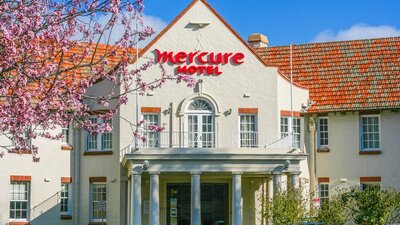 Mercure Canberra - Front