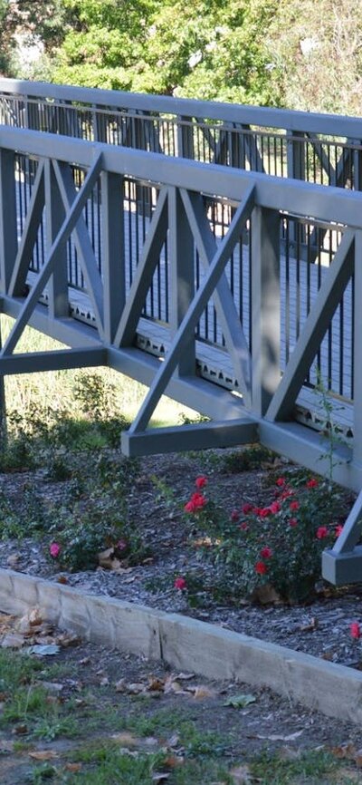 Two footbridges connect Caravan park to the main street, a swinging bridge and a rigid bridge