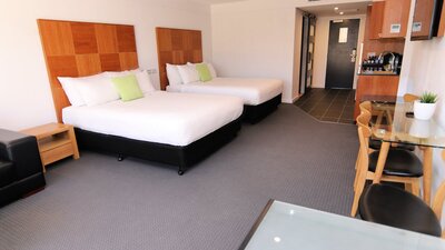 Queen Apartment. Ground Floor Easy Access.