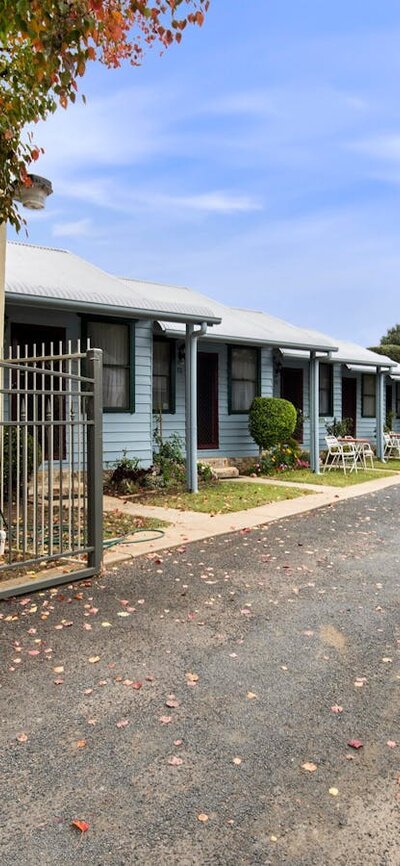 Entering Canberra Ave Villas