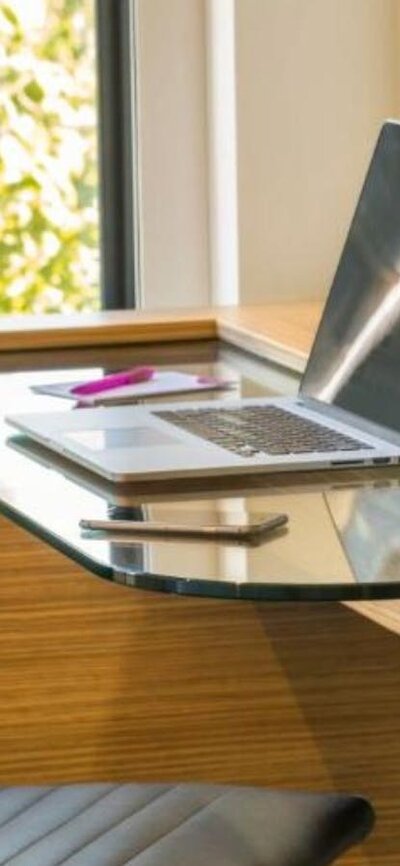 Desk in Crowne Plaza Canberra