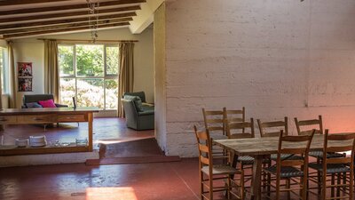 kitchen and dining facilities in the Pisa Cottage at Cuppacumbalong