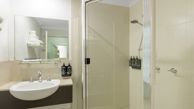 Queen room bathroom
