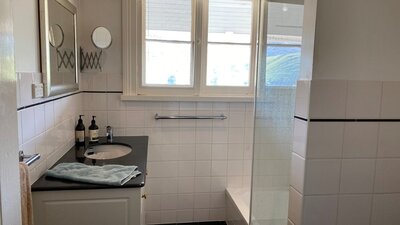 Wee Jasper Cottage Bathroom
