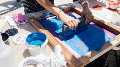 Printing on tote bags for a screen printing workshop with Design CBR