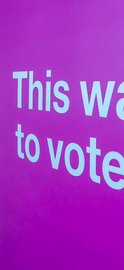 'This way to vote' sign