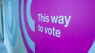 'This way to vote' sign