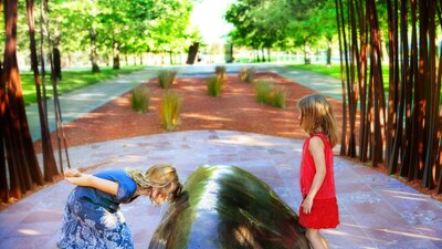 Children playing among the sculptures. Photo by Jinkyart