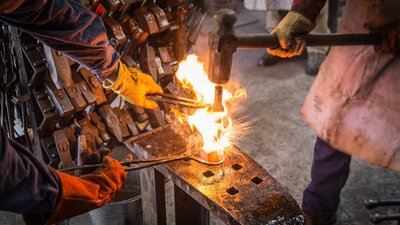 blacksmiths drifting a hammer head