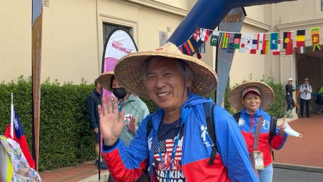 Taiwanese walkers at the start Taiwanese man waving at the start