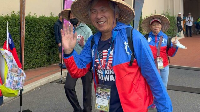 Taiwanese walkers at the start Taiwanese man waving at the start
