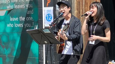 Busking duo Lonsdale St 2