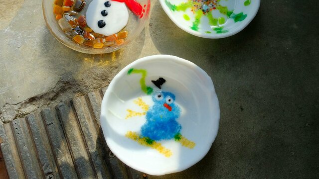 Kilnformed bowls with custom make your own designs, winter themed 3 glass bowls made through kiln forming, two with snowman deisgns, and one with a colourfull snowfla