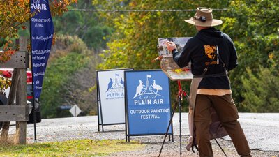 An artist painting on Cork St Gundaroo