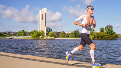 Professional athlete Kurt McDonald on run leg Challenge Canberra 2023