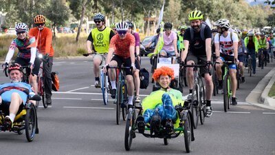 Mass cyclists on Northbourne Avenue