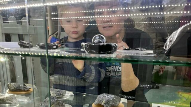 Child and parent look at specimens of Geoscience Australia's National Fossil and Mineral Collection Child and parent look at specimens of Geoscience Australia's National Fossil and Mineral Collection