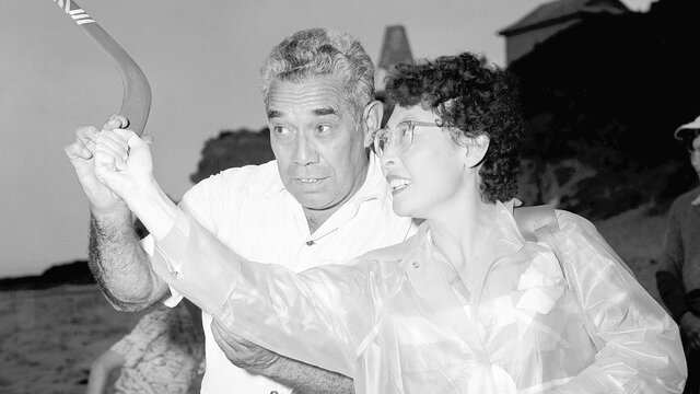 Bill Onus teaches the Republic of Korea’s Junior Red Cross Deputy Director how to throw a boomerang. A man teaches women how to throw a boomerang in 1957.