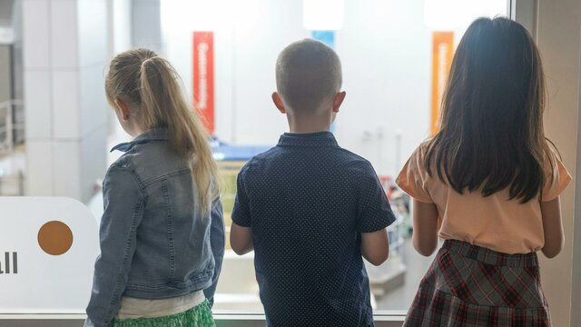 Mini-Minties Kids overlooking the factory at the Mint