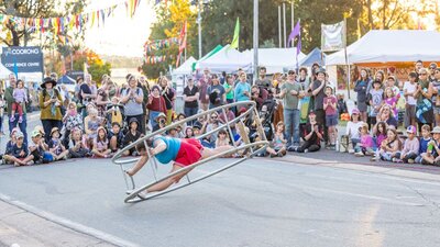 A street performer performs for a crowd at the Festival