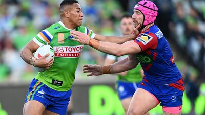 Albert Hopoate takes on the Knights defence