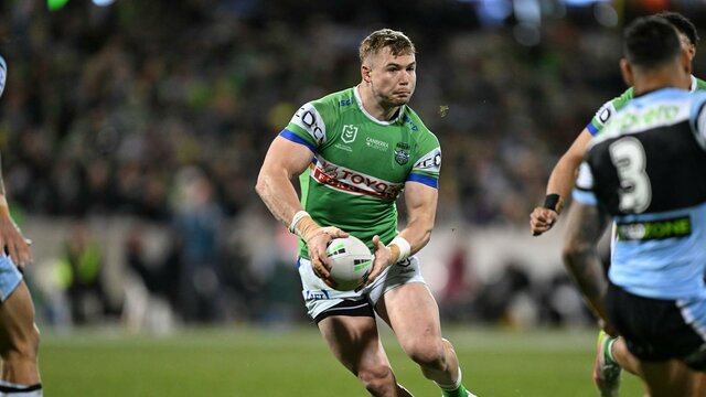 Canberra Raiders player Hudson Young running the ball.