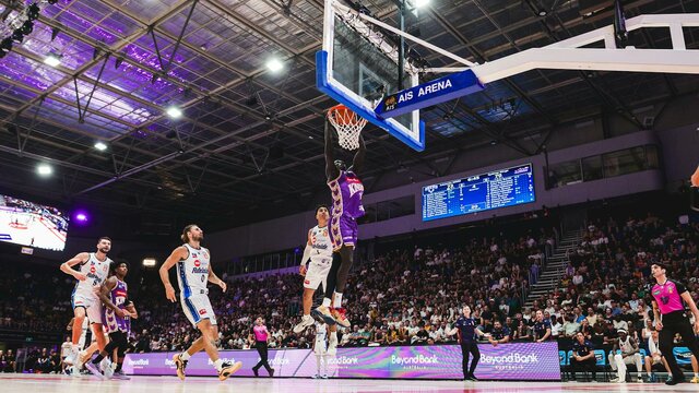 Kings dunk in game against 36ers