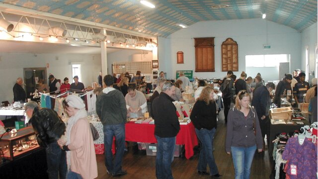 Sunday monthly market in Bungendore customers at the monthly Bungendore market