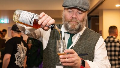 The Whisky Show - Pouring Whisky