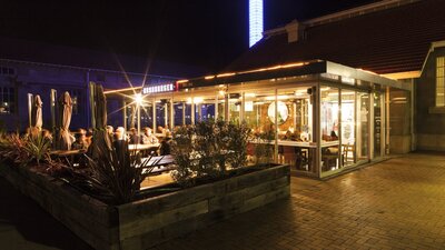 Exterior of Brodburger at night