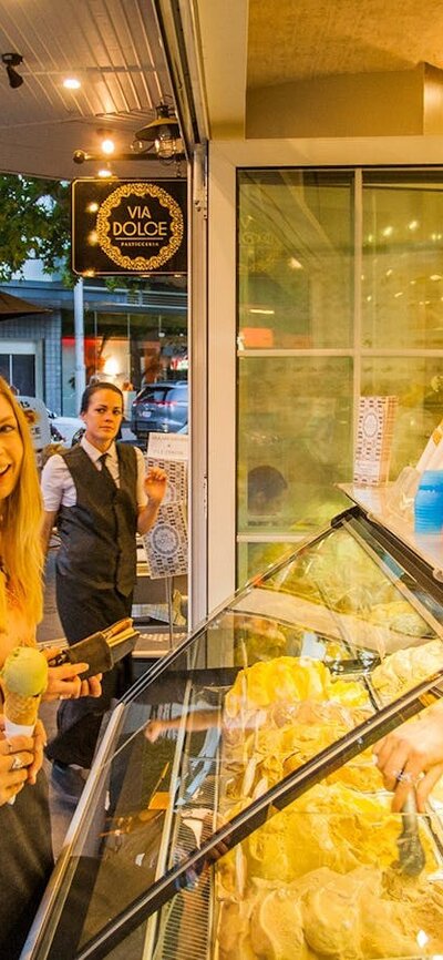 Young women getting gelati