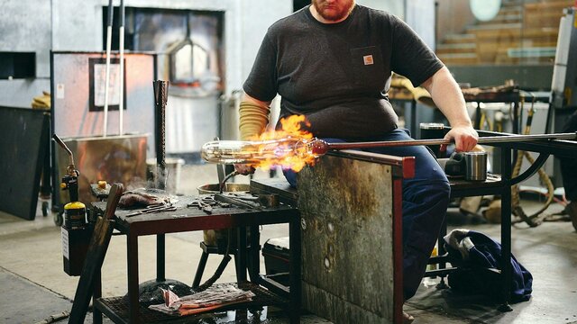 Rob Schwartz glass blowing in the Hotshop Behind-the-Scenes History Tour