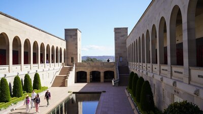 Canberra Sightseeing AWM Australian War Memorial ANZAC Parade