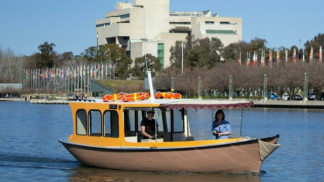 Cruise with High court in background