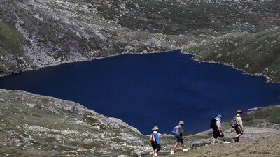 Kosciuszko-National-Park lake walkers