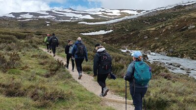 Snowys tour hikers