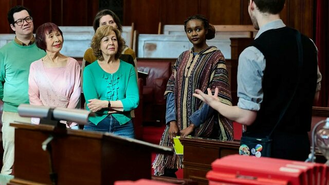 A tour group in the chambers