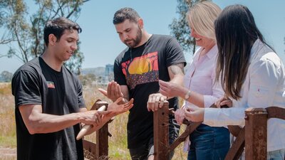 Guide in nature with a group of participants