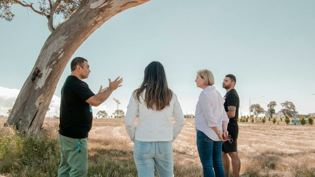 Guide in nature with a group of participants
