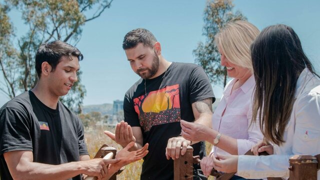Guide in nature with a group of participants