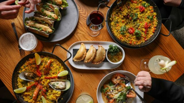 © Zachary Griffith Botanist Creative Arial view of South American foot on a table with hands serving themselves. | © Zachary Griffith Botanist Creative