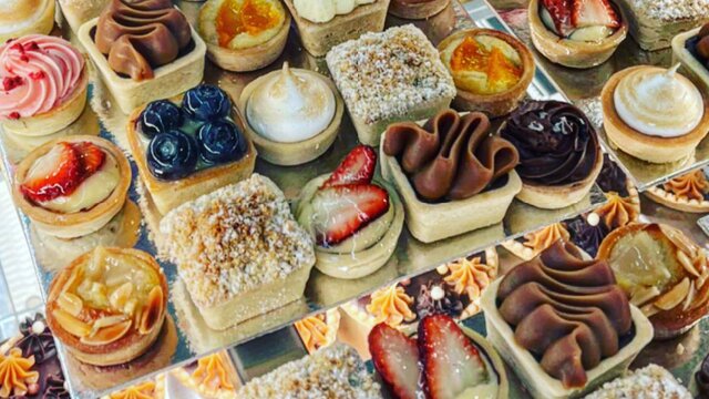 © La Sable Patisserie Multiple decorated cakes on mirrored display shelves. | © La Sable Patisserie