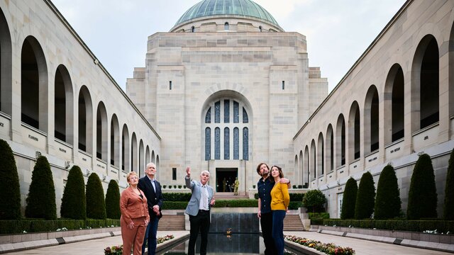 © Rohan Thompson Pew Pew Studios The dome at the war memorial looking over the outdoor memorial space, with an elderly man giving a tour to two men and two women. | © Rohan Thompson Pew Pew Studios