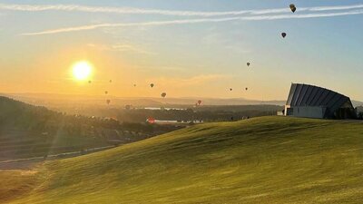 © @worotan Images of the Margaret Whitlam Pavillion at the National Arboretum Canberra and sunrise skies with hot air balloons across it. | © @worotan