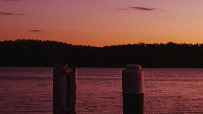 © @vanessasmyth_photography Deep purple sunset across Lake Burley Griffin | © @vanessasmyth_photography