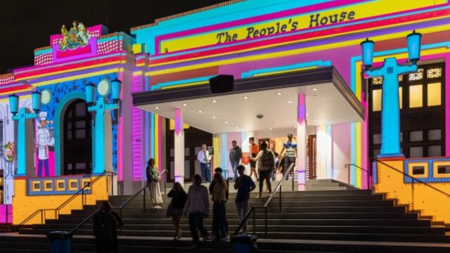 © Events ACT Neon illuminating Old Parliament House at nighttime during Enlighten Illuminations | © Events ACT